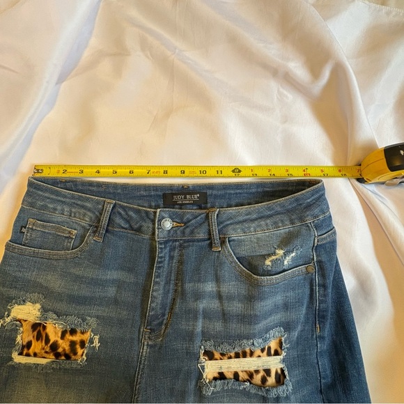 NWOT Judy Blue Size 1XL Plus Size Blue Jean Shorts with Leopard Accents - Picture 2 of 7